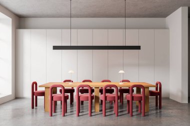 Beyaz duvarları, beton zemini ve kırmızı sandalyeli uzun tahta konferans masası olan modern ofis toplantı odasının içi. Şirket ofisi. 3d oluşturma