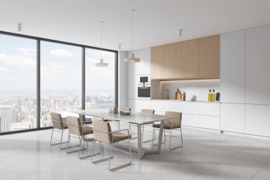 Modern mutfağın köşesinde beyaz duvarlar, fayanslı döşemeler, ahşap dolaplar fırında, ocakta ve lavaboda yapılmış beyaz dolaplar ve sandalyeli konforlu uzun yemek masası. 3d oluşturma