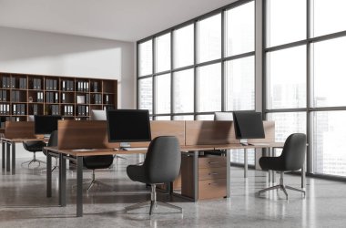 Masanın üzerinde koltuklar ve bilgisayarlarla birlikte çalışan beyaz iç mekan, yan manzara mobilyaları. Gökdelenlerde rafı ve panoramik penceresi olan açık bir yer. 3B görüntüleme