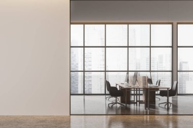 Beyaz ve cam duvarları, beton zemini, gri sandalyeli devasa bilgisayar tabloları ve solunda kopya uzay duvarı olan modern açık uzay ofisinin içi. 3d oluşturma