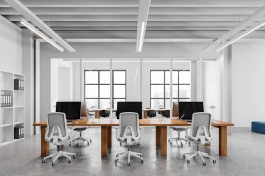 Çalışma alanı ve cam konferans odası olan rahat bir ofis dairesi, masada bilgisayar masaüstü ve klasörlü raflar. Kuala Lumpur 'un panoramik penceresi. 3B görüntüleme