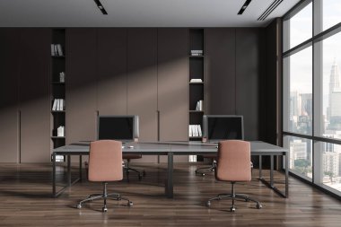 Gri masalı, kahverengi sandalyeli, şık ofis içi kahverengi kitaplıklı ve ahşap zeminli modern işyeri. 3d oluşturma