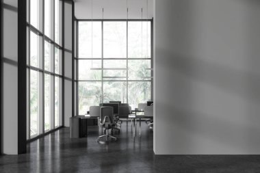 Gri duvarları, beton zemini, gri sandalyeli ve tropikal manzaralı panoramik pencereli bilgisayar masaları olan şık bir açık uzay ofisi. Sağ taraftaki uzay duvarını kopyala. 3d oluşturma