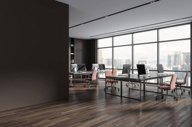 Kahverengi iç mekan bilgisayar ve masa başı bilgisayarlarla birlikte çalışıyor. Ofis mobilyaları ve teknolojisi olan karanlık çalışma köşesi, panoramik pencere. Model boş duvar bölmesi. 3B görüntüleme