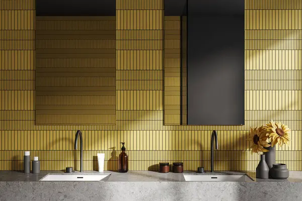 奢华的黄色酒店浴室内部设有双池和石制柜台 最低限度配饰和装饰 两个洗脸盆和瓷墙上的镜子 3D渲染 — 图库照片
