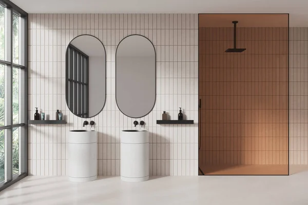 Interieur Van Moderne Badkamer Met Witte Betegelde Muren Stenen Vloer — Stockfoto