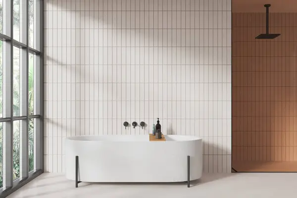 Luxusní Hotel Koupelna Interiér Vanou Sprcha Skleněnou Přepážkou Světlé Betonové — Stock fotografie
