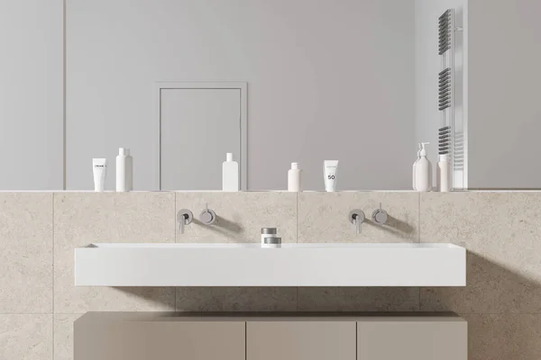 Cozy Hotel Bathroom Interior Double Sink Mirror Cosmetics Accessories Shelf — Stock Photo, Image