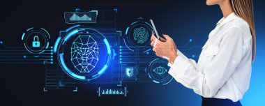 İş kadını elinde telefonla çalışıyor, yüz tanıma cihazıyla biyometrik tarama, parmak izi ve asma kilitle dijital hologram. Siber güvenlik kavramı