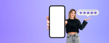 Gülümseyen genç bir kadın eli telefon ekranını gösteriyor, mor bir arka plan. Beş yıldız verdi, yüksek not verdi ve olumlu deneyimini paylaştı. Çevrimiçi iş ve istemci geribildirim kavramı