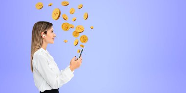 Üzerinde dolar bozuk paralar uçuşan akıllı telefonu tutan mutlu genç bir kadının yan portresi mor fotokopi arkaplanının üzerinde duruyordu. Mali başarı, e-ticaret ve çevrimiçi bankacılık kavramı