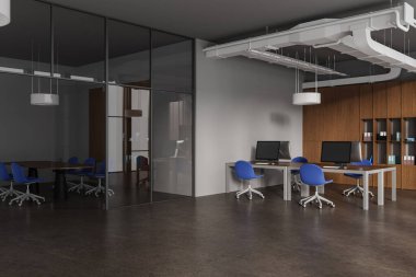 Gri duvarları, beton zemini, yanında ahşap kitaplık ve cam duvar toplantı odasının yanında duran mavi sandalyeli bir dizi bilgisayar masası olan modern açık uzay ofisinin içi. 3d oluşturma