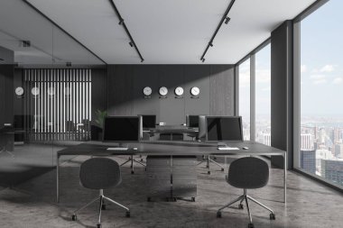 İçinde sandalyeler ve bilgisayar olan karanlık çalışma alanı, gri beton zeminde sıra sıra dizilmiş masa. Dünya saati olan şık cam ofis alanı, New York 'ta panoramik pencere. 3B görüntüleme