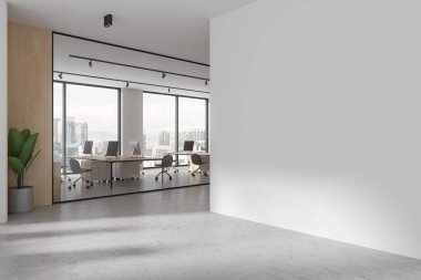 Beyaz cam iç mekan bilgisayar masaüstü ve sıra sıra sandalyelerle yan manzara iş koridoru. Kuala Lumpur gökdelenlerinin panoramik penceresi. Model boş duvar bölmesi. 3B görüntüleme