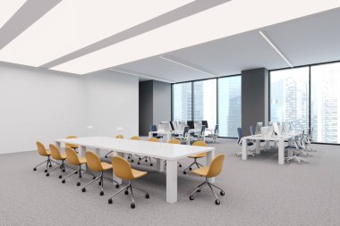 Toplantı alanı ve ortak çalışma alanı olan rahat bir açık uzay dairesi. Yan görüntü bilgisayarları sırada. Singapur gökdelenlerinin panoramik penceresi. 3B görüntüleme