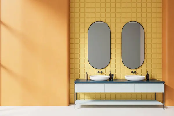 Interior Moderna Casa Banho Com Paredes Azulejos Laranja Amarelo Piso — Fotografia de Stock