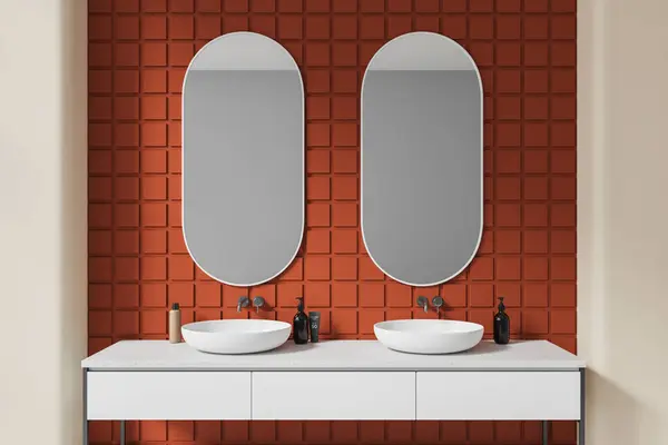 Çift Lavabolu Oval Aynalı Turuncu Fayanslı Banyo Minimalist Aksesuarlı Beyaz — Stok fotoğraf