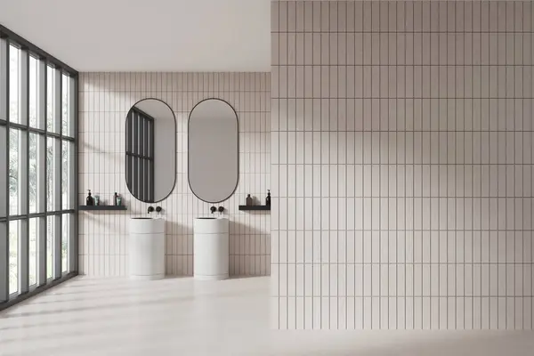 Luxusní Hotel Koupelna Interiér Dvojitým Umyvadlem Příslušenstvím Lehká Betonová Podlaha — Stock fotografie