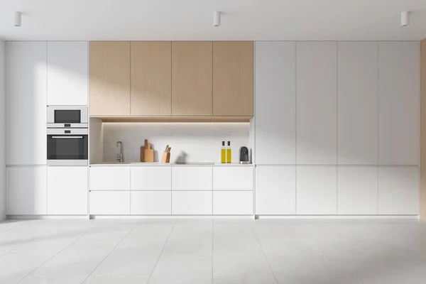白い壁 タイル張られた床 木製のコップボードおよびオーブンで造られる居心地の良い白いキャビネットが付いている現代台所の内部 調理器具およびシンク 3Dレンダリング — ストック写真