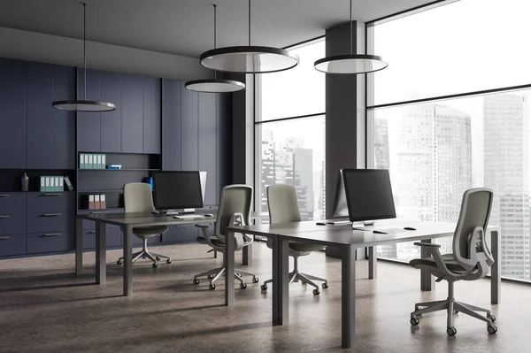 Dunkles Coworking Interieur Mit Stühlen Und Computern Seitenansicht Brauner Betonboden — Stockfoto