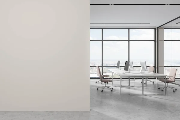 Interno Ufficio Bianco Con Desktop Scrivania Condivisa Pavimento Cemento Chiaro — Foto Stock