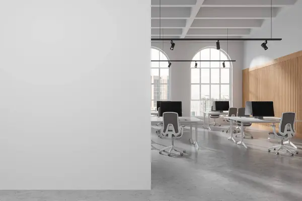 Interno Ufficio Bianco Con Poltrone Desktop Fila Pavimento Cemento Grigio — Foto Stock
