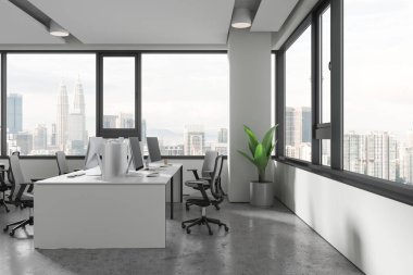 Bilgisayarları ortak masada, koltukları gri beton zeminde olan samimi bir iş yeri. Kuala Lumpur gökdelenlerinde bitki ve panoramik pencereli minimalist işyeri. 3B görüntüleme