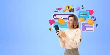 Gülümseyen güzel iş kadını portresi. Telefonla yazı yazıyor. Fotokopi uzayının mavi arka planında çeşitli dijital dünya simgeleri var. Sosyal medya ve çevrimiçi iletişim kavramı