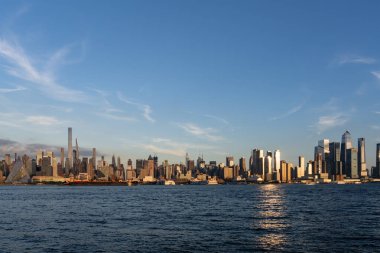 New York Skyline ve Hudson River rıhtımı, batı yakası ofis gökdelenleri, dünya finans merkezi. Manhattan binaları ufuk çizgisi ve nehir alanı