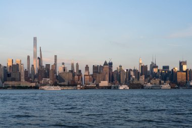New York gökdelenleri ve Hudson Nehri bulutlu, limanlı ve Manhattan 'daki finans merkezli. New York şehir merkezindeki binalar ufuk çizgisi ve mimari alan