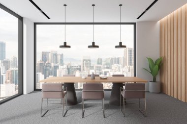 Beyaz ve ahşap duvarlı modern yemek odasının içi, halı kaplı zemin, bej sandalyeli uzun yemek masası ve şehir manzaralı panoramik pencereler. 3d oluşturma