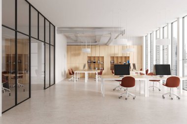 Eş zamanlı çalışma ve cam konferans odası, klasörlü raf ve masa başında bilgisayar olan sandalyeli şık ofis içi. Gökdelenlerin panoramik penceresi. 3B görüntüleme