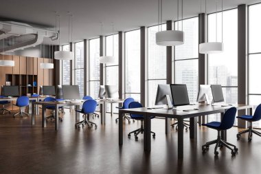 Sıranın üstünde sandalyeler ve bilgisayar masaüstüyle birlikte çalışan koyu renk iç mekan, yan manzara kahverengi beton zemin. Şık bir iş birliği köşesi ve raf. Singapur gökdelenlerinin panoramik penceresi. 3B görüntüleme