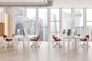 Beyaz ofis içi sandalyeler ve bilgisayar masaüstü ortak masa, açık beton zemin. Minimalist çalışma alanı, raf, Singapur gökdelenlerinin panoramik penceresi. 3B görüntüleme