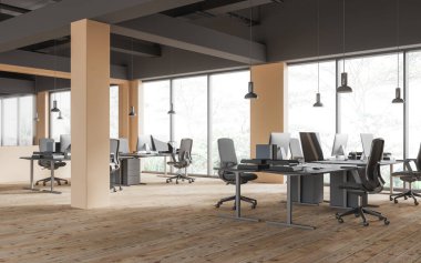 Bej ve gri duvarları, ahşap zemini, gri sandalyeleri ve sütunları olan sıralı bilgisayar masaları olan şık bir açık uzay ofisinin köşesi. 3d oluşturma