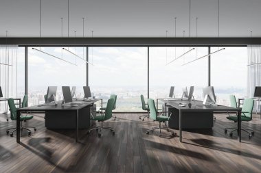 Koltukları ve bilgisayarları olan karanlık çalışma alanı, ahşap zemin. New York manzaralı panoramik pencereli şık bir çatı katı. 3B görüntüleme