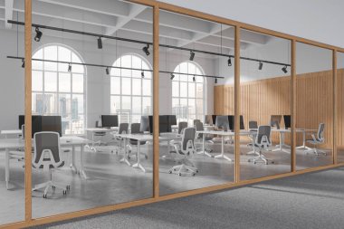 Beyaz ve ahşap iç mekan sandalyeler ve masa ile yan görünüşlü bilgisayar. Kuala Lumpur gökdelenlerinde kemerli panoramik pencereli cam çalışma alanı. 3B görüntüleme