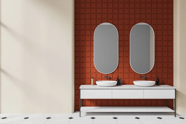 室内的时尚浴室 白色和橙色的瓷砖墙 瓷砖地板和舒适的双水池站在白色柜台与两个椭圆形的镜子 3D渲染 — 图库照片
