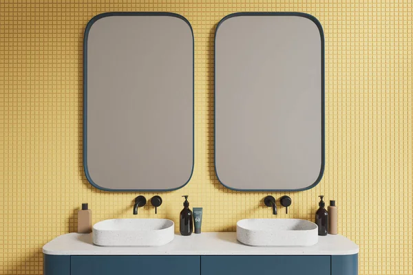 Interior Banheiro Moderno Com Paredes Azulejos Amarelos Confortável Pia Dupla — Fotografia de Stock