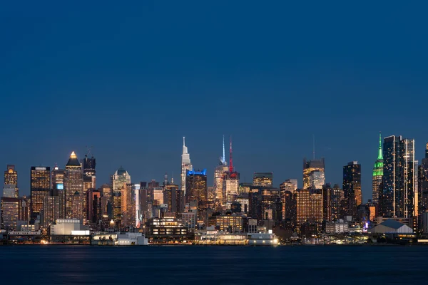 纽约摩天大楼和哈德逊河在夜间 海滨和发光的塔 金融商务中心 曼哈顿市中心有灯光的天际线建筑 — 图库照片