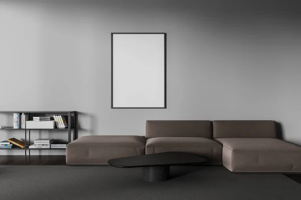 灰色の壁 暗い木製の床 コーヒー テーブルの近くに立っている居心地の良い茶色のソファーおよび縦のモックアップ ポスターが付いている現代リビングルームの内部 3Dレンダリング — ストック写真