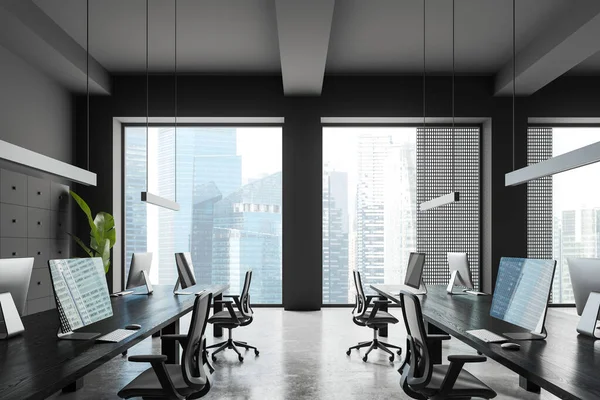 黑暗的工作内部与椅子和个人电脑共享桌子 灰色混凝土地板 新加坡摩天大楼上设有全景窗口的公司阁楼 3D渲染 — 图库照片