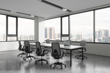 Beyaz ofis içi sandalyeler ve toplantı tahtasıyla, yan manzaralı mobilyalar ve gri beton zeminde dizüstü bilgisayarlar. Müzakere alanı ve Kuala Lumpur gökdelenlerinin panoramik penceresi. 3B görüntüleme