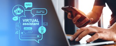Telefonla ve dizüstü bilgisayarla çalışan, cihazları daktilo eden bir adam. Sanal asistan, kurye simgeleri ve konuşma baloncuklarıyla parlayan gövde ekranı. Yapay zeka ve sohbet robotu kavramı