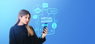 Telefona bakan bir kadın, video konferansı. Parlak metin simgeleri ve konuşma baloncukları olan sanal yardımcı hologram. Hud, sohbet botu ya da çevrimiçi sohbet. Yapay zeka ve iletişim kavramı