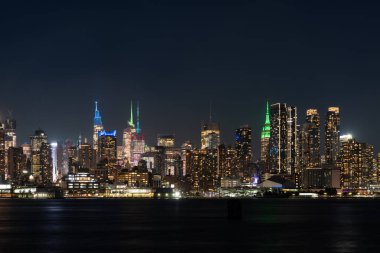 New York gökdelenleri ve Hudson Yards geceleri, gökdelenler panoramik manzaralı parlayan kule ışıkları. Manhattan ofis binaları batı ve nehir kıyısı 