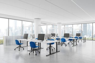 Sıraya dizilmiş sandalyeler ve bilgisayarlarla birlikte çalışan şık iç mekan, yan görünüş beton zemin. New York gökdelenlerinde panoramik penceresi olan şık bir ofis köşesi. 3B görüntüleme