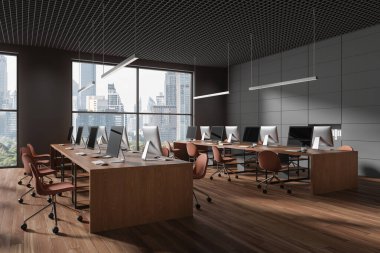 Siyah iç mekan sandalyeler ve bilgisayar masaüstü, yan görünüş parke zemin. Minimalist birlikte çalışma köşesi ve New York gökdelenlerinin panoramik penceresi. 3B görüntüleme