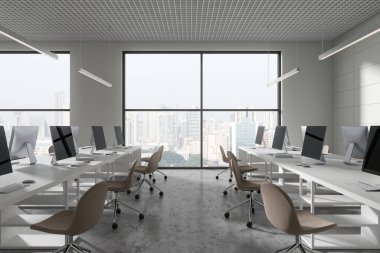 Bilgisayarları ve koltukları olan şık bir ofis, gri beton zeminde ortak masa. Minimalist çalışma odası ve Singapur gökdelenlerinin panoramik penceresi. 3B görüntüleme