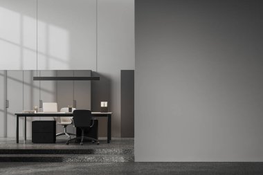 Masasında dizüstü bilgisayarı, sandalyeleri ve gri granit zeminde podyum yıldızları olan karanlık bir ceo. Raflı modern ofis alanı, kopyalama alanı boş duvar bölümü. 3B görüntüleme